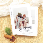 Unser erstes Weihnachts-Modernes, Verheiratetes, n Feiertagskarte<br><div class="desc">Feiern Sie Ihre ersten Weihnachten als Neuvermählte mit dieser lustigen Fotokarte! Das Design zeigt "Frohe Weihnachten" und das Jahr, in dem die links Seite hinunter läuft, verlasst den Rampenlicht für Ihr LieblingsFoto. Sie können ein Hochzeitsgeschenk, einen Flitterwochenschuss oder ein niedliches Foto benutzen! Ihr Familienname oder Ihre Familiennamen werden in modernen...</div>