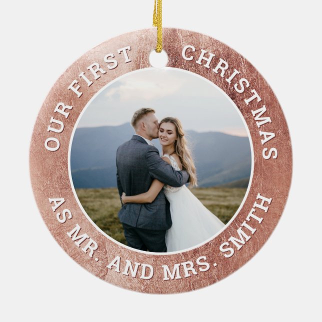 Unser erstes Weihnachts-Rose-Gold-Snowflake-Bild Keramik Ornament (Hinten)