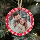 Unser erstes Weihnachts-Rotes Schneeflocken-Foto Ornament<br><div class="desc">Dieses moderne Urlaubssake-Ornament besticht durch ein Foto des frisch vermählten Ehepaares an der Vorderseite,  das durch eine rote Farbe mit kontrastierendem Winterschneeflocken gerahmt ist. Die Rückseite des Designs beinhaltet das gleiche Farbschema mit "Unser erstes Weihnachtsgeschenk" und ein individuelles Monogramm ihrer Namen und das Jahr,  in dem sie verheiratet waren.</div>