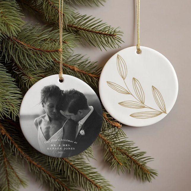 Unser erstes Weihnachts-Sprout-Foto Keramik Ornament (Our first Christmas couples photo ornament featuring a hand-drawn botanical sprout.)