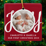 Unser erstes Weihnachts-Twins-Foto Red Keepake Keramikornament<br><div class="desc">Dieses niedliche Twins First Christmas Foto Ornament ist mit dem Wort JOY in stilvoller Schrift Typografie auf einem roten Hintergrund dekoriert. Einfach mit Foto,  Namen und Jahr anpassbar.</div>