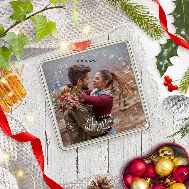 Unser erstes Weihnachts-Verlobt-Foto-Ornament Ornament Aus Metall (Von Creator hochgeladen)