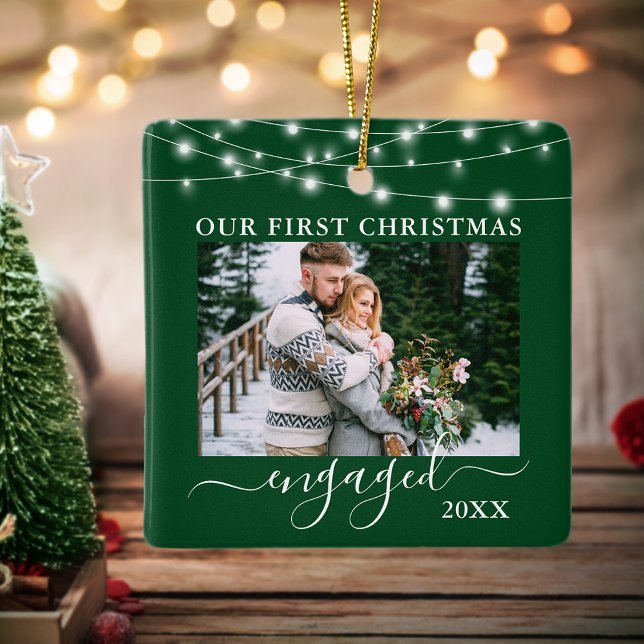 Unser erstes Weihnachts Verlobt Lights Foto Green Keramikornament (Double Sided Our First Christmas Photo Ornament.)