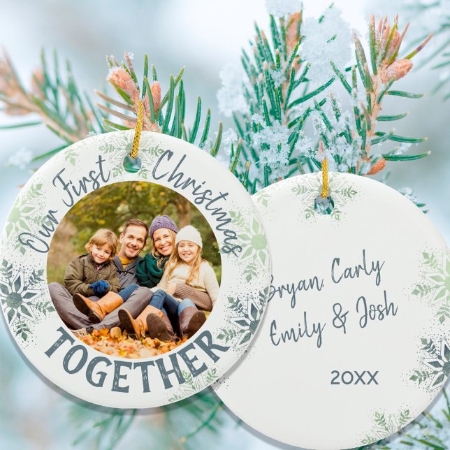 Unser erstes Weihnachts-Zusammen-Foto Snowflake Keramik Ornament (Von Creator hochgeladen)