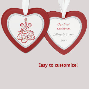 Unser erstes Weihnachtsbaum mit Rotem Swirl Ornament