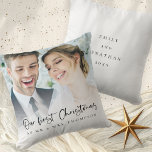 Unser erstes Weihnachtsfest als Foto von Frau Scri Kissen<br><div class="desc">Unser erstes Weihnachtsfest als Foto von Frau Scripting heißt Jahr. Ein spielerisches Set-Skript für Unser erstes Weihnachten und leicht zu personalisieren mit Ihrem verheirateten Namen auf der Vorderseite und Namen und das Jahr auf der anderen Seite und ersetzen Sie das Beispiel Foto auf der Vorderseite mit Ihrem eigenen. Ein Gradientenüberlagerungsschicht...</div>