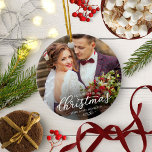 Unser erstes Weihnachtsfest als Mr. und Mrs. 2024  Keramik Ornament<br><div class="desc">Erleben Sie die Freude an Ihrem ersten Weihnachtsfest als verheiratetes Paar mit unserem schönen Ornament. Personalisieren Sie es mit Ihrem Lieblingssalon und besonderen Details.</div>