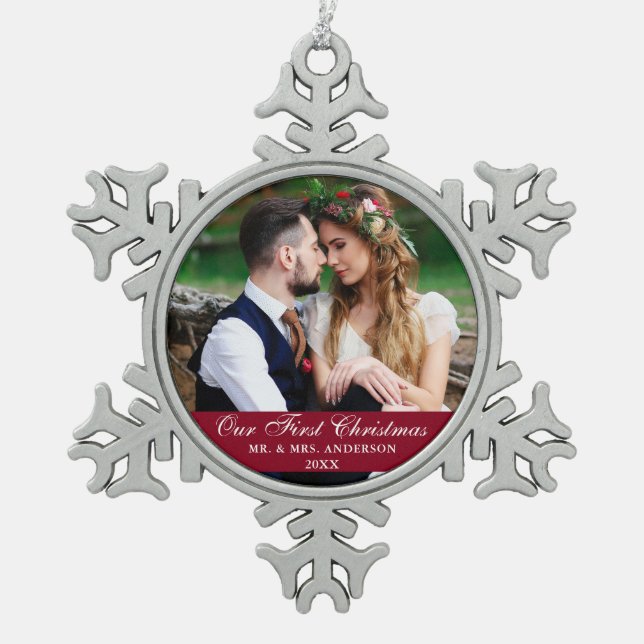 Unser erstes Weihnachtsfest-Foto Burgund Schneeflocken Zinn-Ornament (Vorderseite)