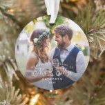 Unser erstes Weihnachtsfest - Mr. und Mrs. Wedding Ornament<br><div class="desc">Stilvolle Weihnachtsschmuck für ein frisch vermähltes Paar. Der Typografie-Text sagt: "Unser erstes Weihnachten als Herr. & Mrs." Passen Sie dieses Produkt an,  indem Sie Ihr Hochzeitsbild und Ihren Familiennamen hinzufügen.</div>