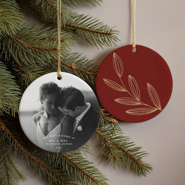 Unser erstes Weihnachtsfest Ruby Sprout Keramik Ornament (Our first Christmas couples photo ornament featuring a hand-drawn botanical sprout on ruby red.)