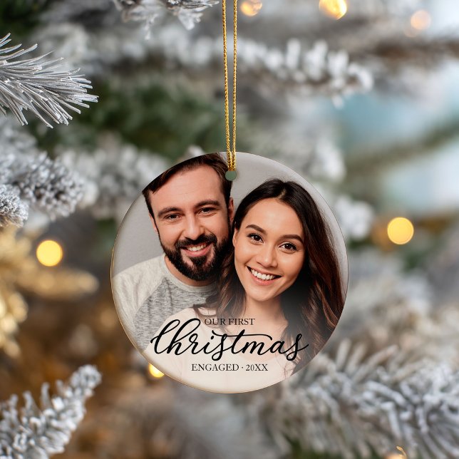 Unser erstes Weihnachtsfest Verlobt Elegantes Schw Keramik Ornament (Von Creator hochgeladen)