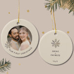 Unser erstes Weihnachtsgeschenk Keramik Ornament<br><div class="desc">Feiern Sie Ihr erstes Weihnachtsfest als frisch verheiratetes Paar mit diesem eleganten Unser Erstes Weihnachtsgeschenk. An der Vorderseite dieses bezaubernden Ornaments befindet sich eine glänzende Champagner-Goldschneeflocke auf hellem Hintergrund, die die Worte "Unser erstes Weihnachten" wunderbar umschreibt. Schwenken Sie sich zurück und finden Sie ein zartes Schneeflockendesign, begleitet von Ihren Namen...</div>