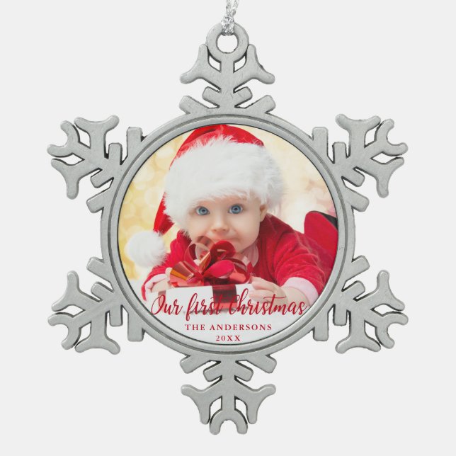 Unser erstes Weihnachtsrotes Skript-Foto Schneeflocken Zinn-Ornament (Vorderseite)