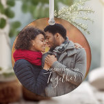 Unser erstes White Overlay-Foto zu Weihnachten Keramik Ornament<br><div class="desc">Weihnachts-Sake-Ornament für Ihre ersten Weihnachten zusammen. Die Fotovorlage ist für Sie Set, um eines Ihrer Lieblingsfotos mit Ihren Namen und das Jahr auf der Rückseite zu ergänzen. Das Design zeichnet sich durch elegante Skriptkalligraphie und moderne Typografie aus. Dieses Design ist mit einem Schwarz-Weiß-Text-Overlay verfügbar, sodass Sie das verwenden können, das...</div>