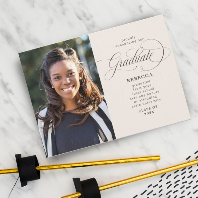 Unser Graduate Classic Script Peach Foto Abschluss Ankündigung (Von Creator hochgeladen)