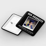 Unser Graduate Instant Foto | ABSCHLUSS Button<br><div class="desc">Achtung alle stolzen Eltern geschlossen Schüler! Feiern Sie diesen wichtigen Meilenstein mit unseren modernen und stilvollen "Graduate" Buttons. Diese speziellen Schaltflächen verfügen über einen Soforteffekt und einen schlanken Vorlagentext, der auf den Namen, die Schule und das Klassenjahr Ihres Kindes zugeschnitten ist. Gedenken Sie ihre Leistungen im Kindergarten oder in der...</div>