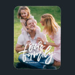 Unser handgeschriebenes Skript für die Familie ind Magnet<br><div class="desc">Zeigen Sie mit dem anpassbaren Foto-Magneten einen besonderen Augenblick Ihrer Familie an. Dieser Foto-Magnet zeichnet sich durch ein weißes,  handgeschriebenes Skript "unsere Familie" aus. Personalisieren Sie diese,  indem Sie Foto und Text hinzufügen. Das ist ein Abschluss-Geschenk.</div>