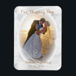 Unser Hochzeitstag bleibt still Magnet<br><div class="desc">Weißes Design Foto Magnet. Unser Hochzeitstag - DIY Foto. Fügen Sie Ihr Foto hinzu und ändern Sie den Wortlaut, um Ihren Bedürfnissen gerecht zu werden. Dieses Design funktioniert hervorragend für eine Braut und Bräutigam oder jedes andere Foto. Wenn nötig... können Sie alle Texte löschen und mit Ihren eigenen Texten, Farben...</div>