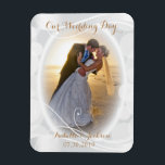 Unser Hochzeitstag bleibt still Magnet<br><div class="desc">Weißes Design Foto Magnet. Unser Hochzeitstag - DIY Foto. Fügen Sie Ihr Foto hinzu und ändern Sie den Wortlaut, um Ihren Bedürfnissen gerecht zu werden. Dieses Design funktioniert hervorragend für eine Braut und Bräutigam oder jedes andere Foto. Wenn nötig... können Sie alle Texte löschen und mit Ihren eigenen Texten, Farben...</div>