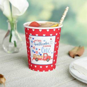 Unser kleiner Brustwarzer dreht einen Papiercup Pappbecher