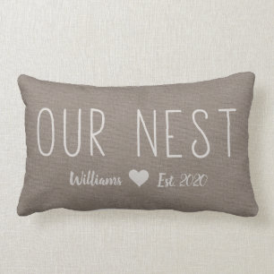 Unser Nestname Est. Rustikale Linen Personalisiert Lendenkissen