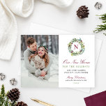 Unser neues Zuhause Winter Greenery Monogram Foto Feiertagskarte<br><div class="desc">Diese schöne Weihnachtskarte für frisch verheiratete Paare und Familien verdoppelt sich als bewegende Ankündigungskarte! Geben Sie Ihre neue Adresse zu Beginn der Urlaubskartensaison an Familie und Freunde weiter. Die elegante Karte verfügt über ein Portrait-Foto neben einem blumenfarbenen Wintergarten mit individuellem Bordeaux-Monogramm-Initial. Stilvoll bordeauxrot, grün und dunkelgrau enthält "Unser neuer Zuhause...</div>