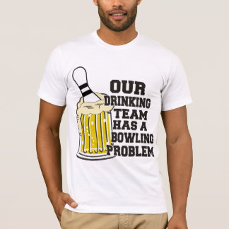 Unser trinkendes Team hat ein Bowlings-Problem T-Shirt