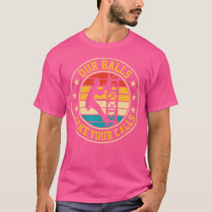 Unsere Bälle machen Ihre Anrufe Retro-Zellenturm-C T-Shirt