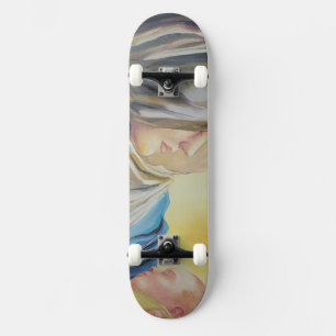 Unsere Dame des Schweigens hält das Baby Jesus Skateboard