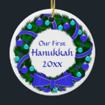 Unsere erste Chanukka-Jahr-Kranz-Verzierung Keramik Ornament<br><div class="desc">Ein einfaches und ein reizend mit den blauen und grünen Dekorationen,  passend für Ihr "Chanukka Bush"! Vorlagen Front und Rückseite,  mit "unserem ersten Chanukka (Jahr) auf der Front und dem Jahr auf der Rückseite.</div>