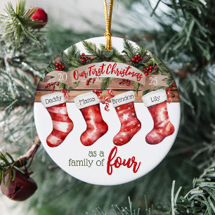 Unsere erste Weihnachtsfamilie von 4 Strümpfen Keramik Ornament