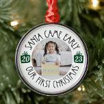 Unsere erste Weihnachtsfeier "Santa Came Early"-Ad Ornament Aus Metall<br><div class="desc">Dieses "Santa Came Early"-Adoption-Ornament feiert Ihre ersten Weihnachten gemeinsam als ewige Familie! Dieses Foto wird für viele Jahre zu einem wertvollen Sake.</div>