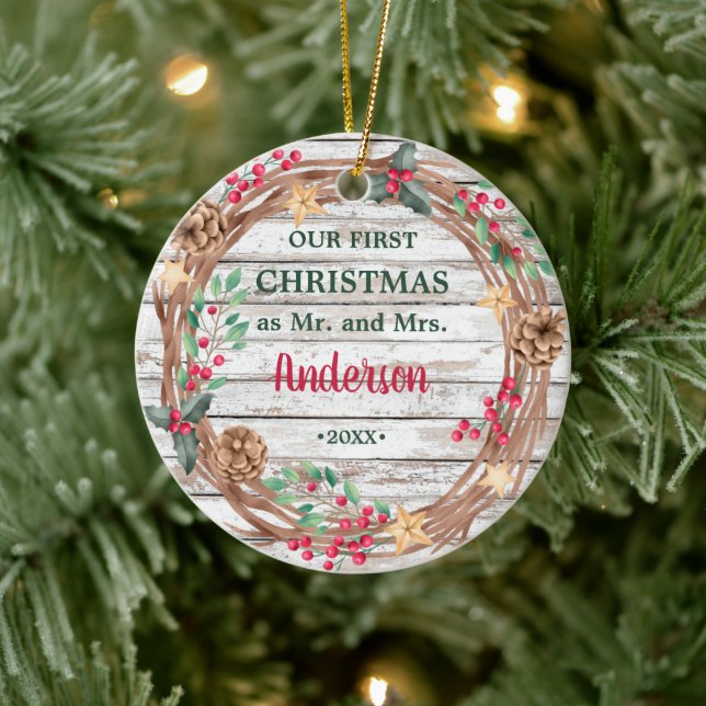 Unsere erste Weihnachtskraut rustikale Weißholzbee Keramik Ornament (Baum)