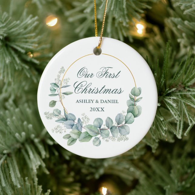 Unsere ersten Eukalyptus-Blätter zu Weihnachten Keramik Ornament (Baum)