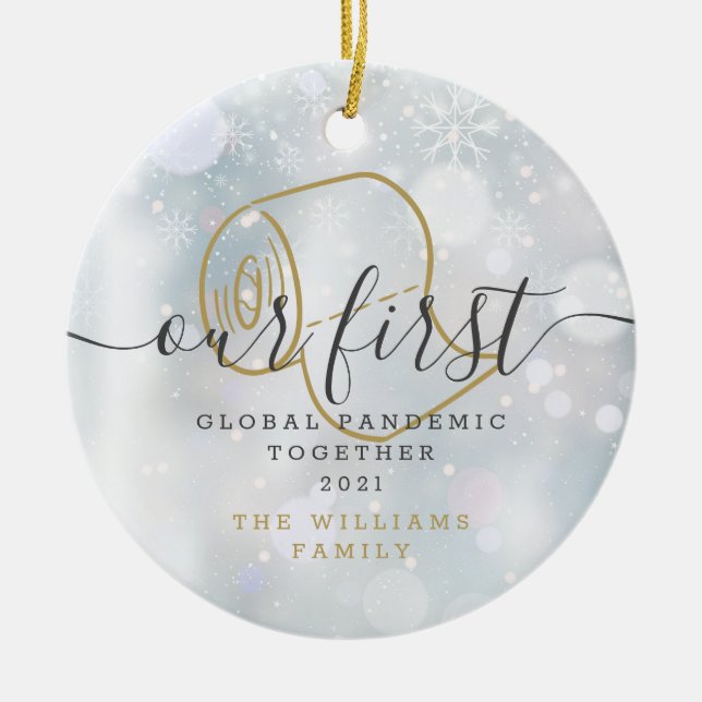 Unsere ersten globalen Pandemie-Urlaub-Fun-Schneef Keramik Ornament (Vorne)
