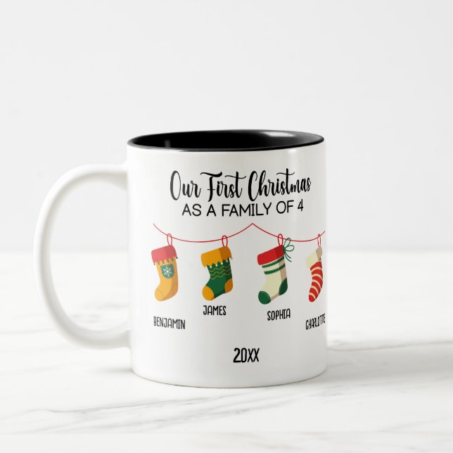 Unsere ersten Weihnachten als Familie von 4 indivi Zweifarbige Tasse (Links)
