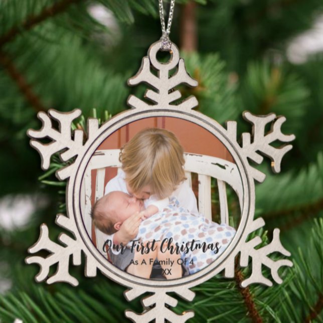 Unsere ersten Weihnachten als Familie von 4 Schneeflocken Zinn-Ornament (Von Creator hochgeladen)
