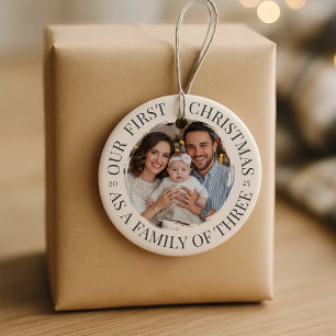 Unsere ersten Weihnachten als Familie von drei Keramik Ornament