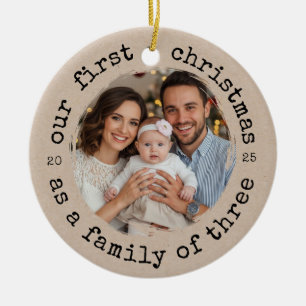 Unsere ersten Weihnachten als Familie von drei Keramik Ornament