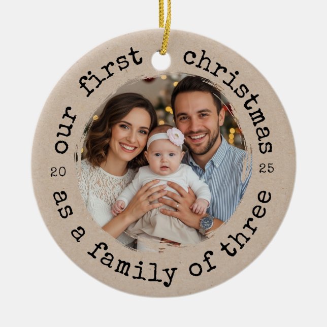 Unsere ersten Weihnachten als Familie von drei Keramik Ornament (Vorne)