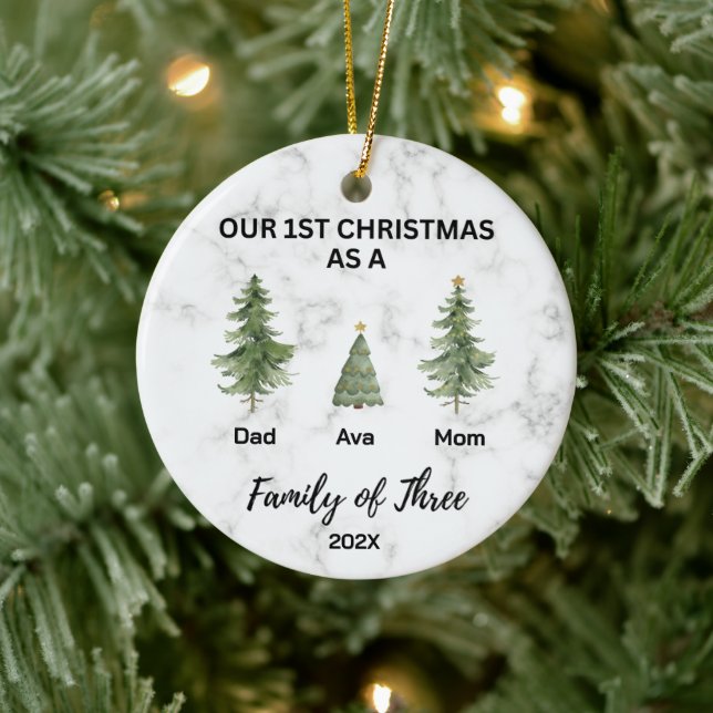 Unsere ersten Weihnachten als Familie von drei Keramik Ornament (Baum)