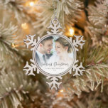 Unsere ersten Weihnachten als Foto Script Schneeflocken Zinn-Ornament<br><div class="desc">Unsere ersten Weihnachten als Foto Script Name und Jahr. Tolle Sake für Neuvermählte und auch eine tolle Geschenkidee! Ein modernes Set-Skript für "Unsere ersten Weihnachten" und einfach zu personalisieren mit Ihrem Namen und dem Jahr und ersetzen Sie die Fotos der Probe auf jeder Seite mit Ihren eigenen Favoriten. Auf der...</div>