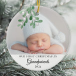 Unsere ersten Weihnachten als Großeltern Foto Keramik Ornament<br><div class="desc">Dieses niedliche Weihnachtsschmuck der Großeltern ist mit Aquarellmalereien geschmückt. Einfache Anpassung an Foto,  Namen und Jahr Ihres Babys. Ändern Sie mithilfe des Entwurfstools die Textgröße,  den Stil oder die Farbe. Weil wir unsere Kunstwerke erstellen,  werden Sie dieses exakte Bild von anderen Designern nicht finden. Original Wasserfarbe © Michele Davies.</div>