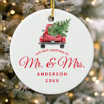 Unsere ersten Weihnachten als Herr. & Mrs. Vintag  Keramik Ornament<br><div class="desc">Unsere ersten Weihnachten als Herr. & Mrs. Vintag Truck Keramik Ornament. Dieses Design zeichnet sich durch einen Vintagen,  wasserfarbenen Truck mit Weihnachtsbaum aus.</div>