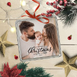 Unsere ersten Weihnachten als Mama und Vater Baby  Ornament Aus Metall<br><div class="desc">Unsere ersten Weihnachten als Mama und Vater Baby Foto Ornament</div>