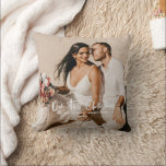 Unsere ersten Weihnachten als Mr. & Mrs. Foto Kissen<br><div class="desc">Dieses zweiseitige Foto-Design zeigt Ihr Lieblingsszenario mit unserem First Christmas As in einer handgeschriebenen Kalligraphie-Schrift. Einfache Anpassung von Namen und Jahr der Wahl. Ein ideales Geschenk für den Weihnachtsurlaub in dieser Weihnachtszeit,  um sich an dieses besondere Ereignis zu erinnern.</div>