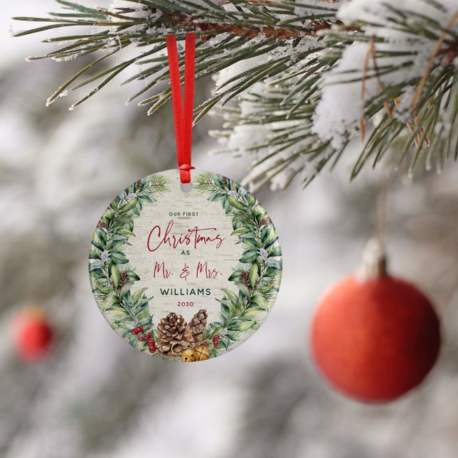 Unsere ersten Weihnachten als Mr. & Mrs. Pine Wrea Keramik Ornament (Von Creator hochgeladen)