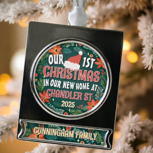 Unsere ersten Weihnachten in unserem neuen, kühlen Banner-Ornament Silber