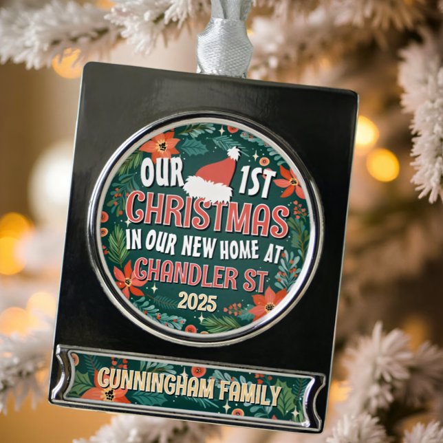 Unsere ersten Weihnachten in unserem neuen, kühlen Banner-Ornament Silber (Von Creator hochgeladen)