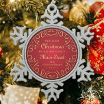 Unsere ersten Weihnachten in unseren neuen Zuhause Schneeflocken Zinn-Ornament<br><div class="desc">Erste Weihnachten in<add name="" of="" your="" street="">Straße in klassische und einfache Serifen und kursive Skripttypografie auf einem roten Hintergrund mit verzierten Imitaten Goldkurven.</add></div>